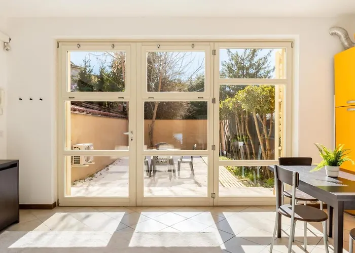 { White Garden } -Comfort, Parking & Wi-Fi-
