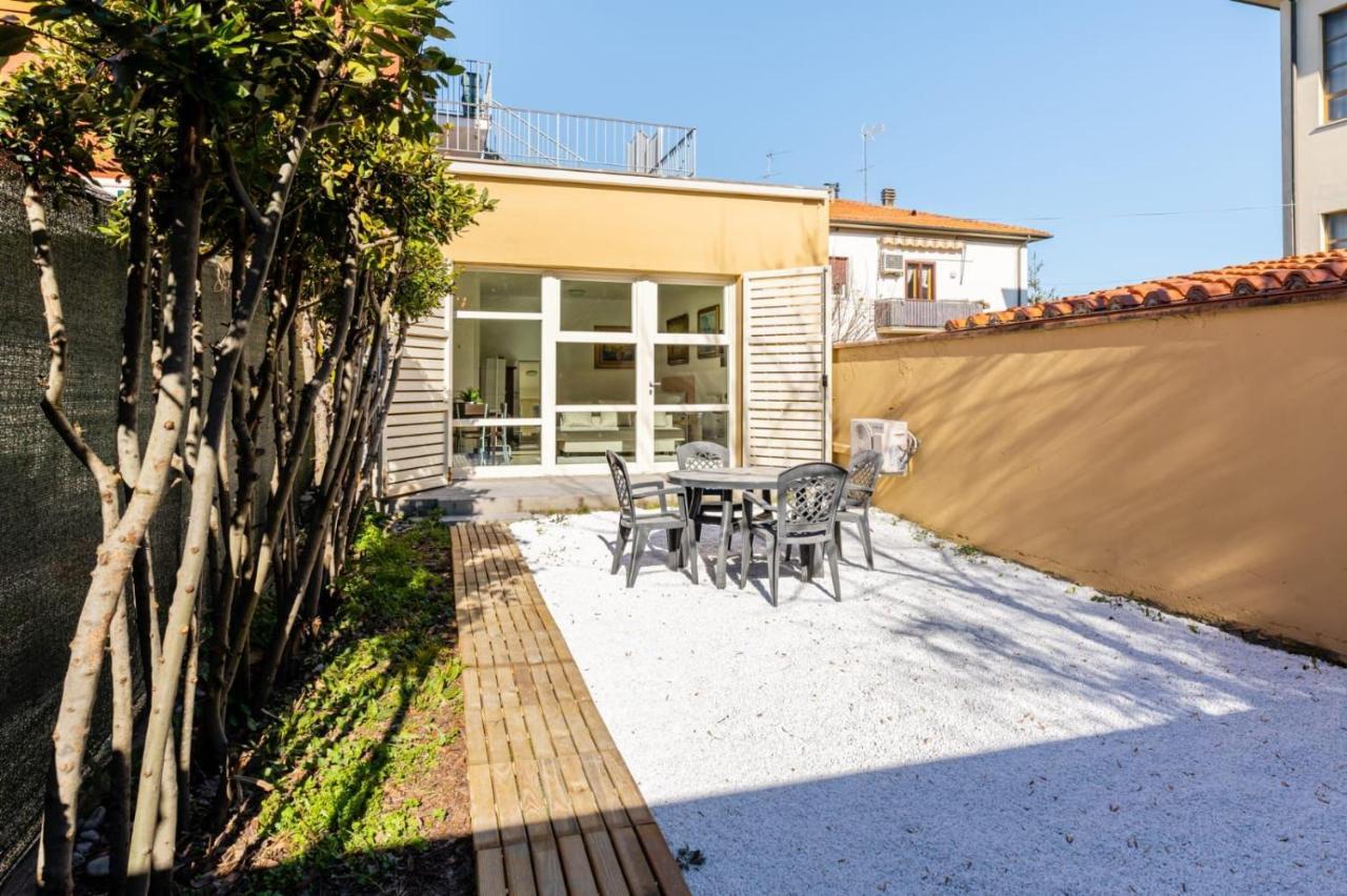 Apartment { White Garden } -comfort, Parking & Wi-fi-
