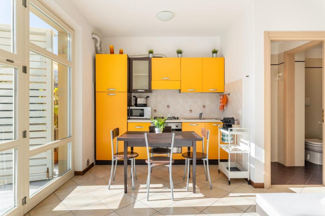 Apartment { White Garden } -comfort, Parking & Wi-fi-