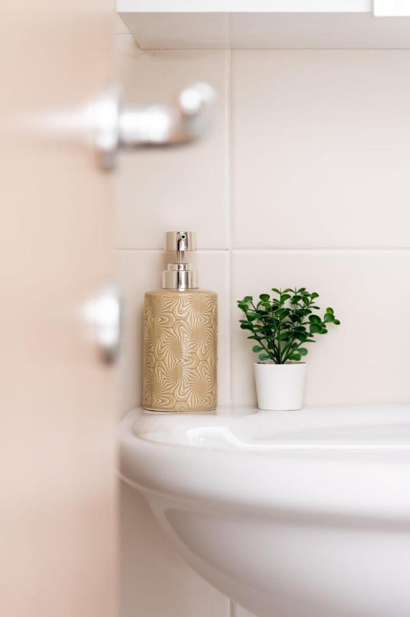 { White Garden } -comfort, Parking & Wi-fi- Apartment *