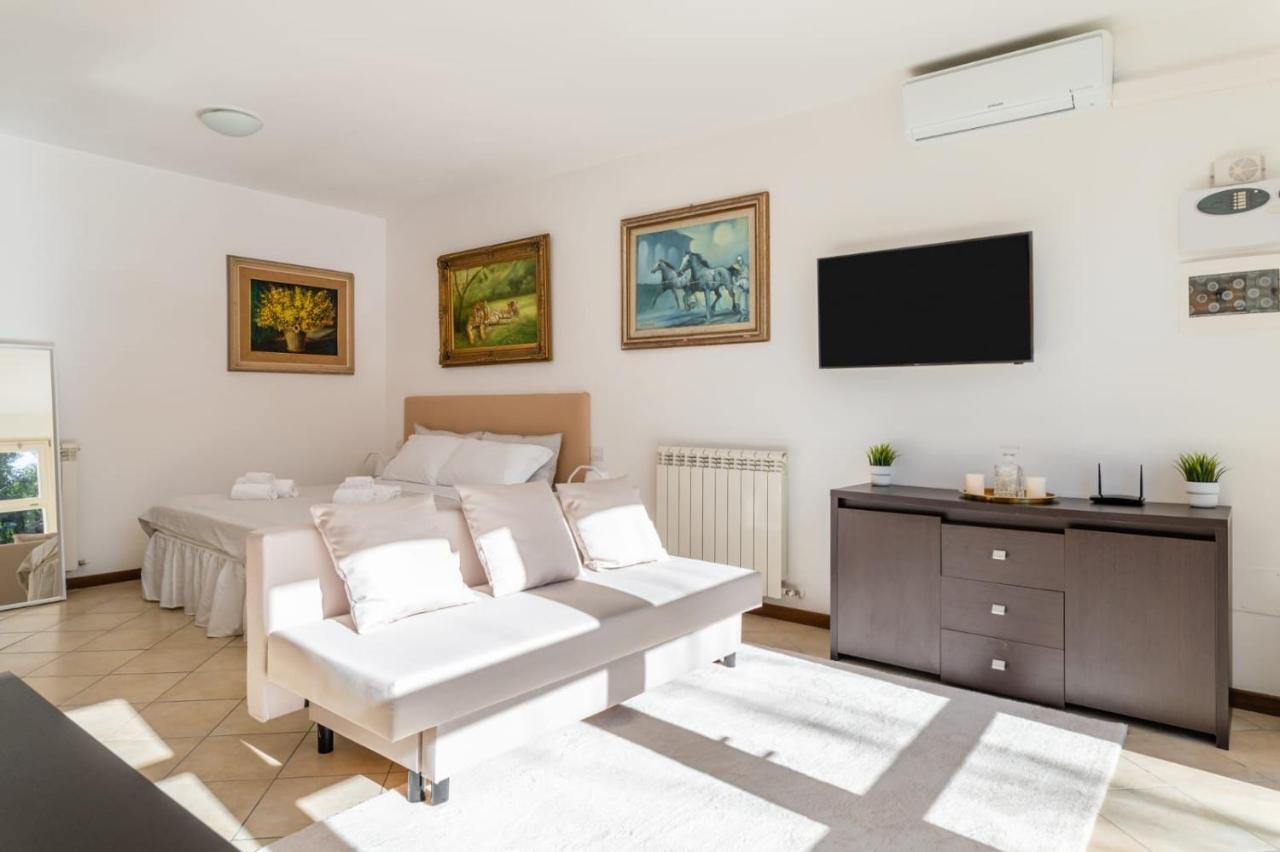 { White Garden } -comfort, Parking & Wi-fi-